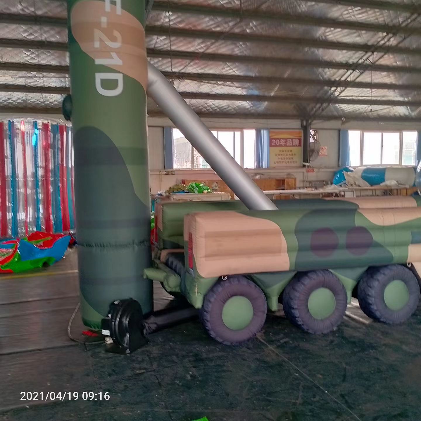 吉首军事演习中的充气目标车辆：模拟发射车雷达车坦克飞机